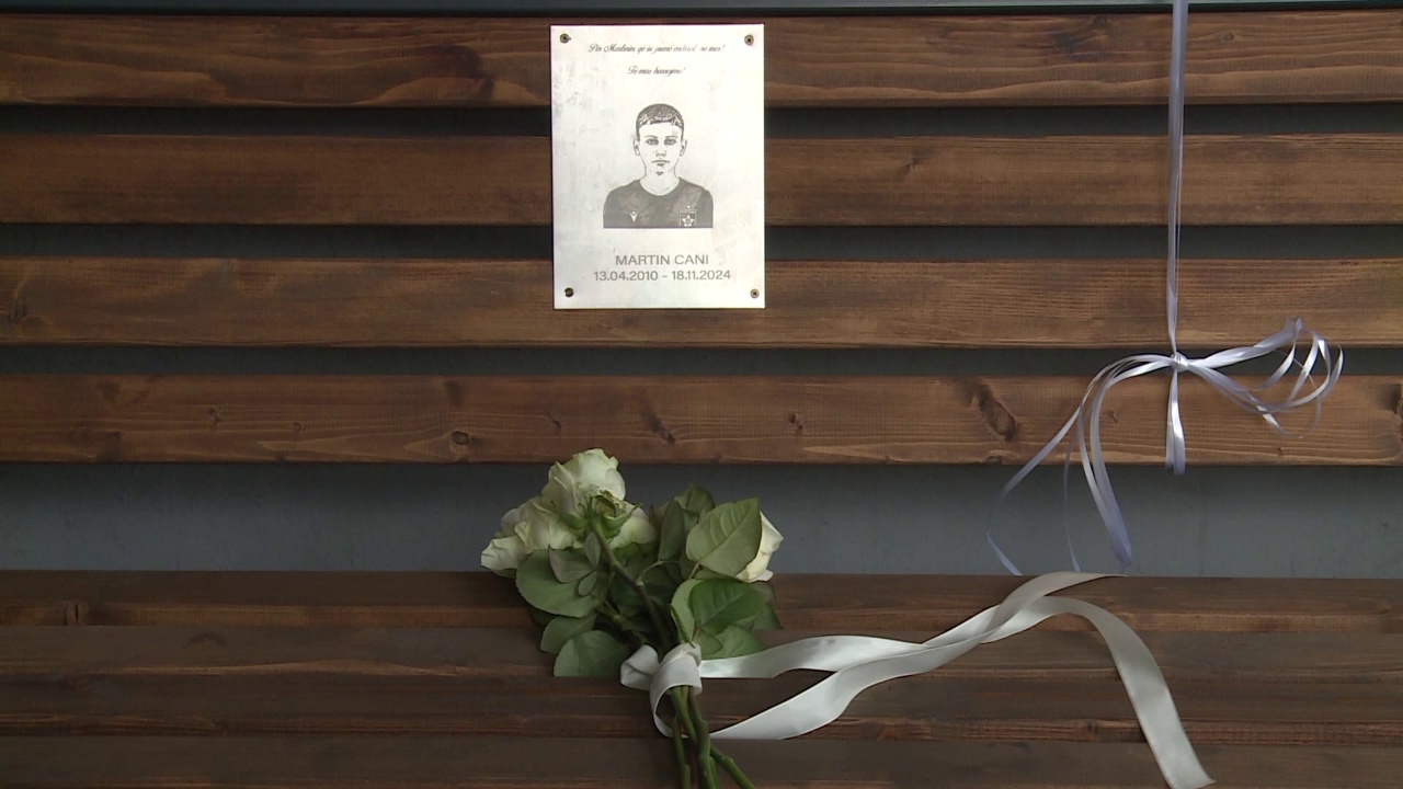 stoli-per-martinin-serish-pengese-prinderit-perballen-me-refuzim-per-perkujtimoren-ne-fan-noli