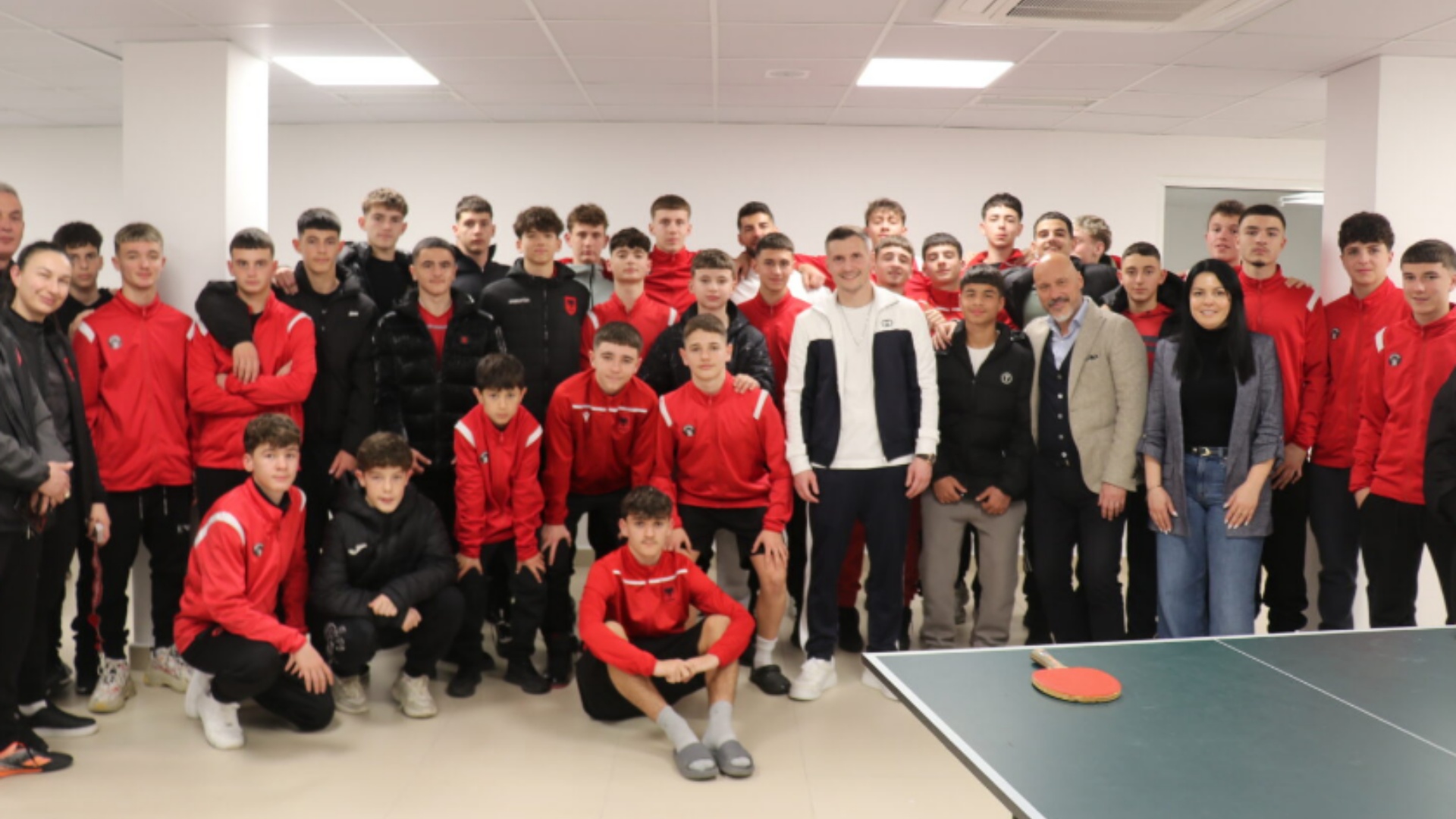 taulant-xhaka-dhe-jurgen-gjasula-nje-vizite-frymezuese-ne-elite-youth-development-academy