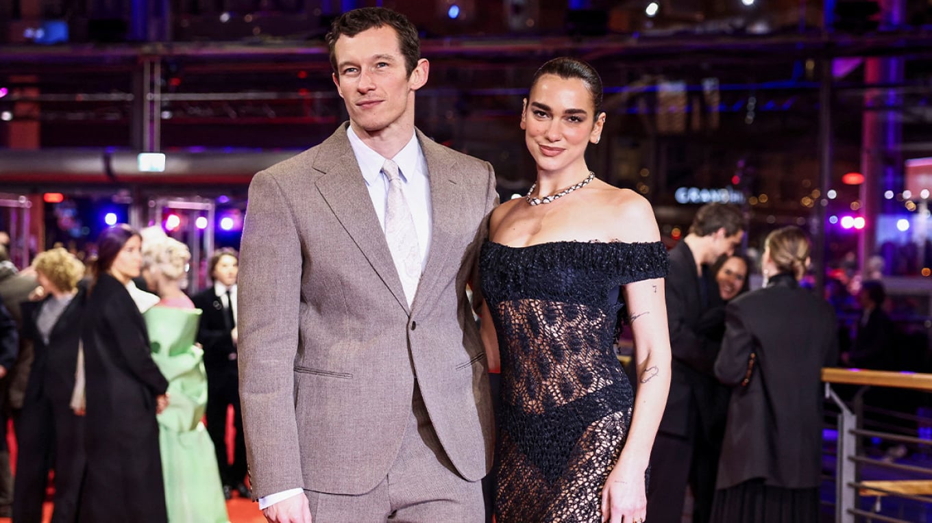 dua-lipa-shfaqet-me-nje-look-trasparent-ne-festivalin-e-filmit-ne-berlin-shoqerohet-me-partnerin-e-saj-callum-turner-ne-premieren-e-rosebush-pruning