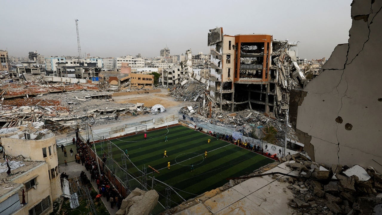 Futbolli është rikthyer në Gaza në një stadium që i kujton të gjithëve plagët e luftës