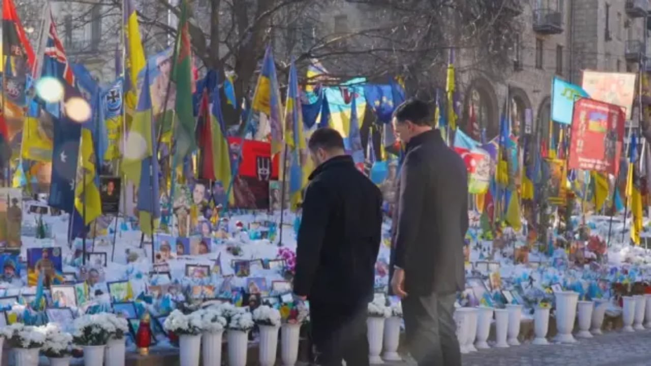 Sekretari i Përgjithshëm i NATO s vizitë të papritur në Kiev  pritet nga Zelensky  nderojnë ushtarët e rënë në luftë