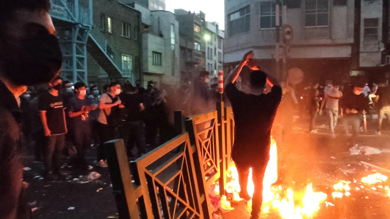 ekzekutime-ne-iran-tre-protestues-denohen-me-vdekje-pas-tubimeve-antiqeveritare