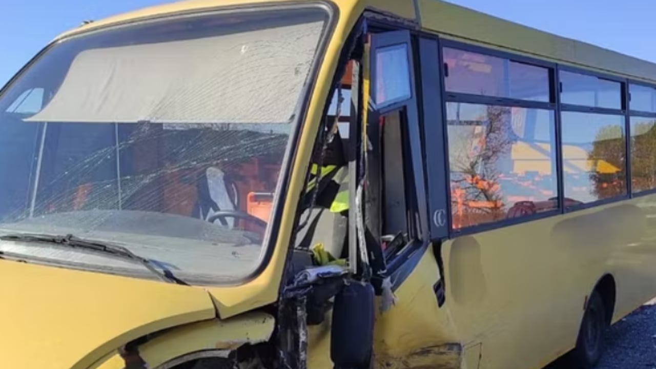 Aksident i frikshëm në Itali  Autobusi i mbushur me fëmijë përplaset me një makinë  drejtuesi i mjetit në gjendje të rëndë