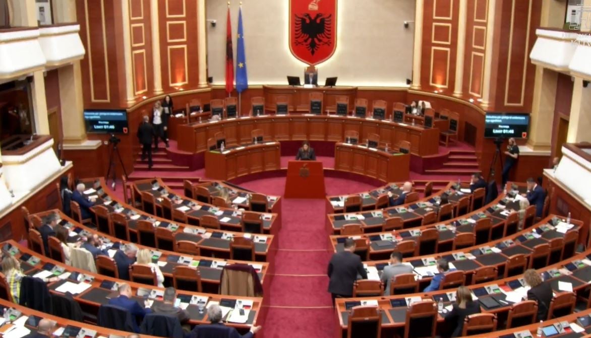 Deputetja e PS merr fjalën në Kuvend  opozita vendos këngën  Çun Mulaj 