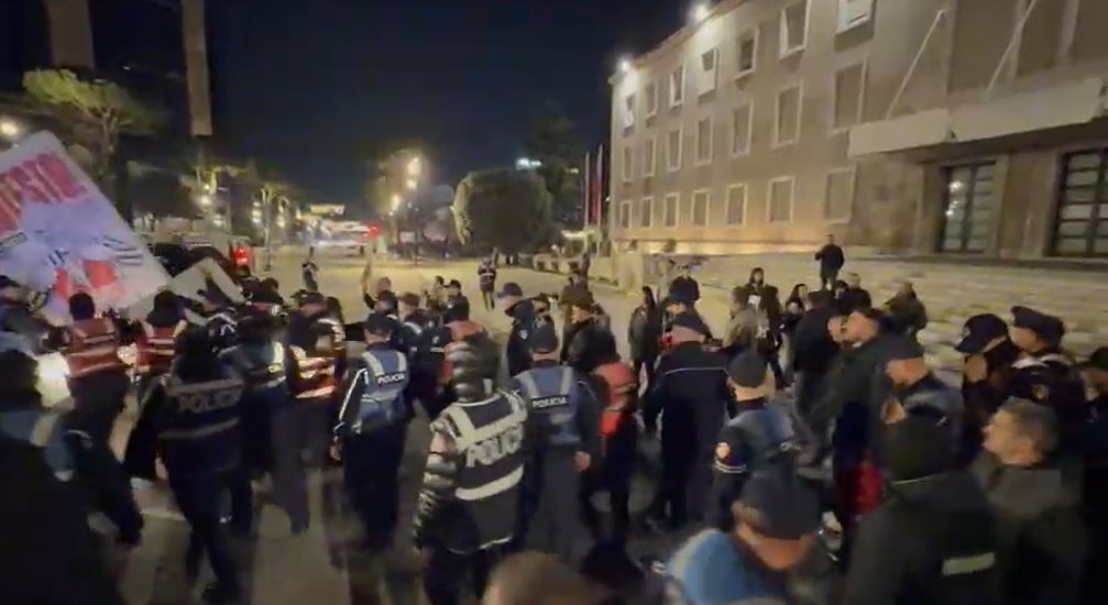 kreu-i-levizjes-shqiperia-behet-vendos-serish-cader-para-kryeministrise-perplaset-me-policine