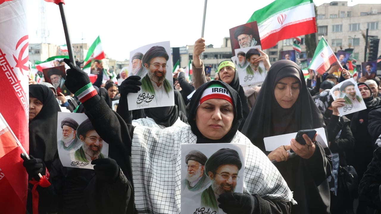 dy-botet-e-iranit-lavderime-publike-dhe-frike-e-fshehte-pas-emerimit-te-mojtabes-si-ayatollahu-i-ri