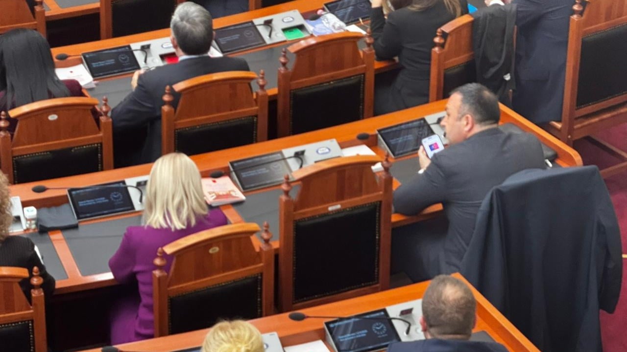 seanca-per-kerkesen-e-spak-mungojne-spiropali-dhe-xhafaj-ne-kuvend-nuk-shkon-as-balluku