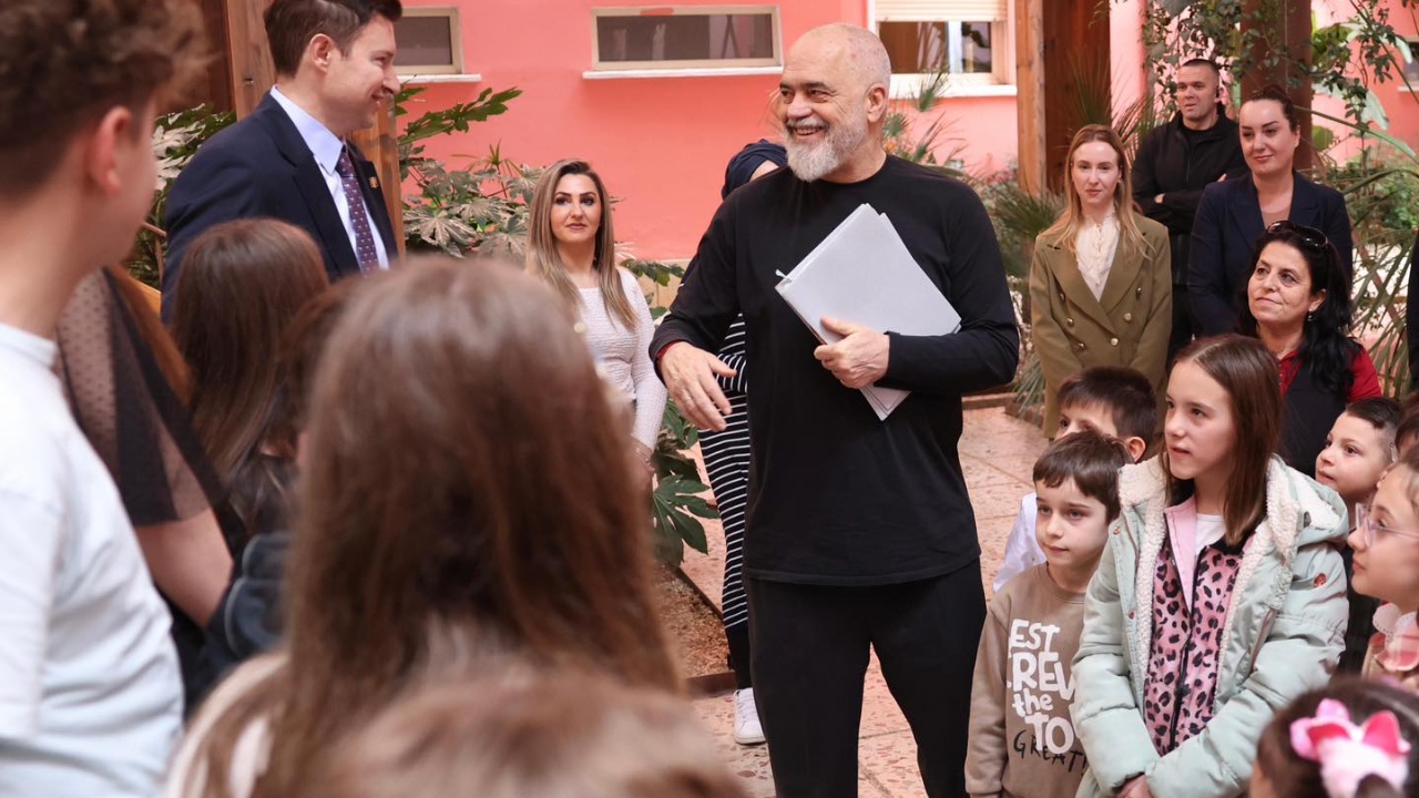  Ku ruhet gjuha shqipe  ruhet dhe shpirti i kombit   ambasadori i Shqipërisë në RMV  Meidani dhe fëmijët e Manastirit vizitojnë Kryeministrinë