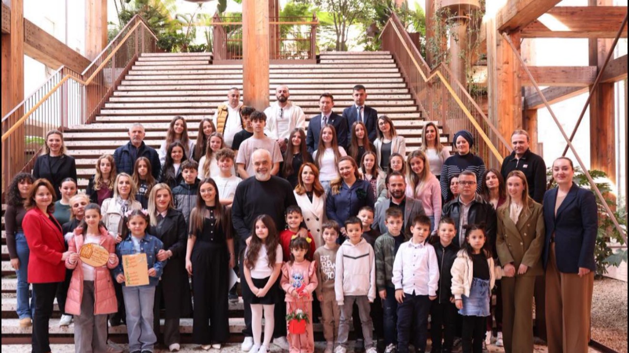 Sot festa e 7 Marsit  kryeministri Rama ndan foto me fëmijët e Manastirit  Na kujtojnë sa e fortë është lidhja përmes gjuhës