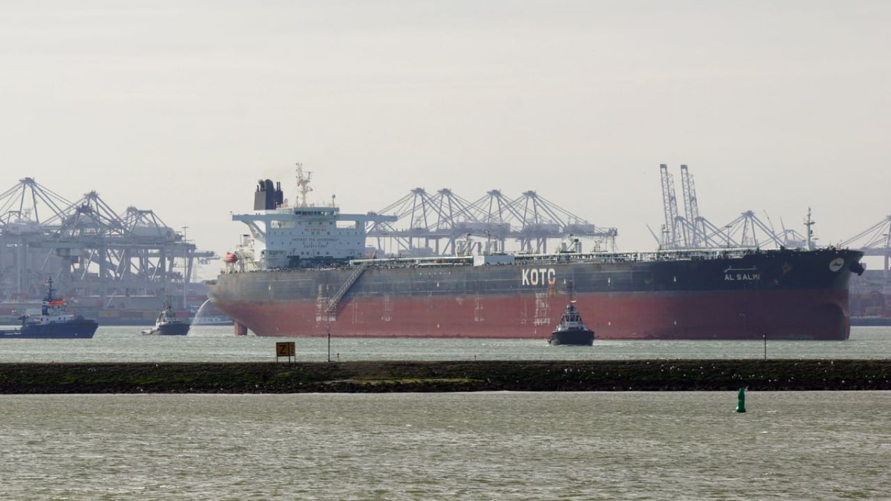 irani-godet-me-drone-anijen-me-miliona-fuci-nafte-te-ankoruar-ne-dubai-shperthen-ne-flake-shpetohet-ekuipazhi