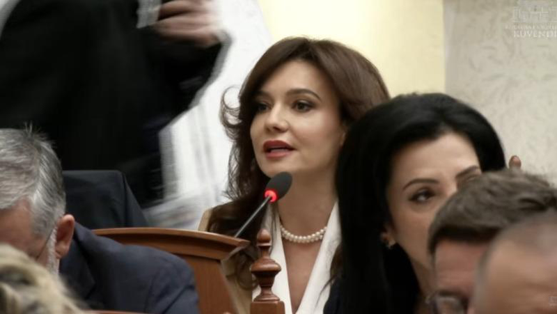 Elisa Spiropali ironizon Këlliçin  Më vjen keq që largimin tim e paralajmëroi Berisha  e habitur si i doli fjala