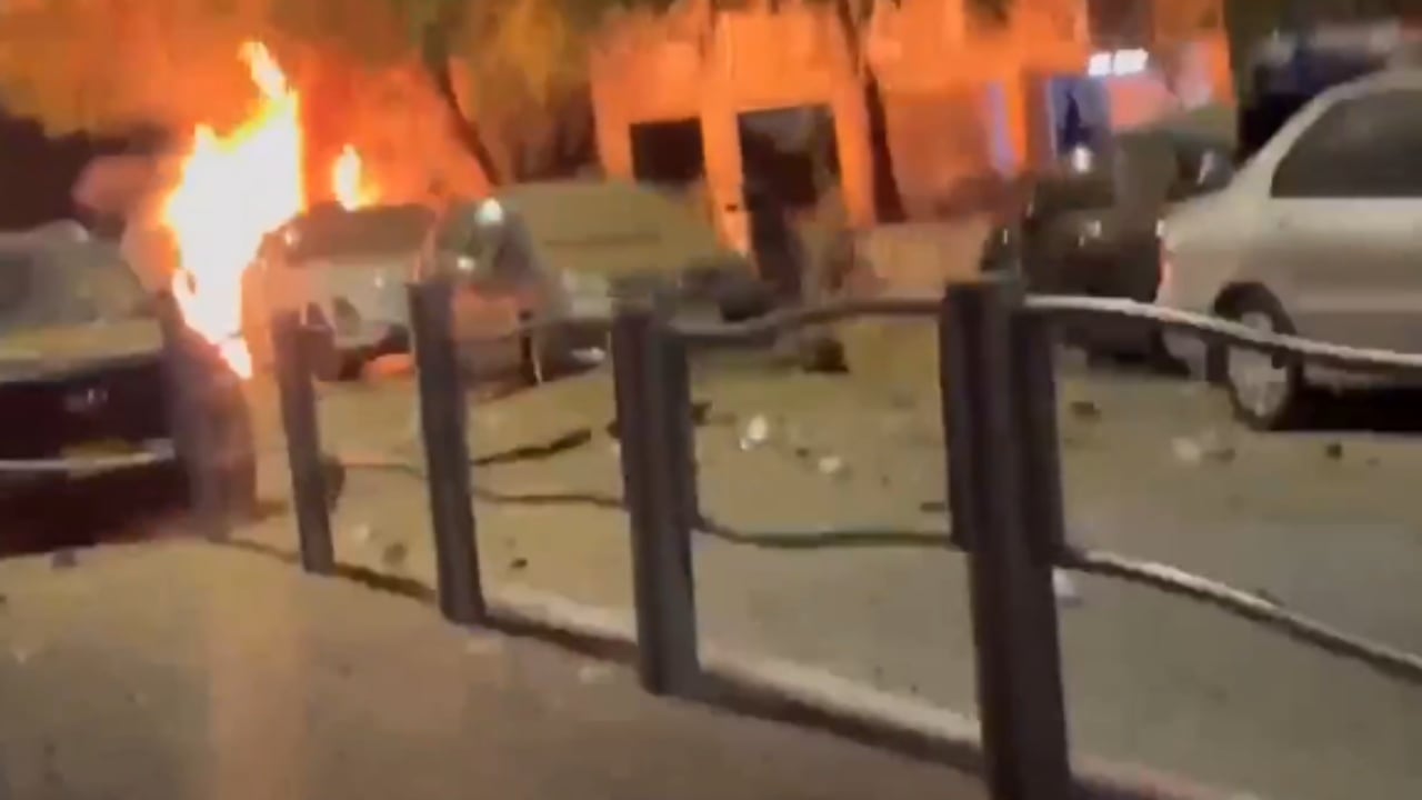 Sulm me raketa ndaj Izraelit  Irani hakmerret për vrasjen e zyrtarëve të lartë