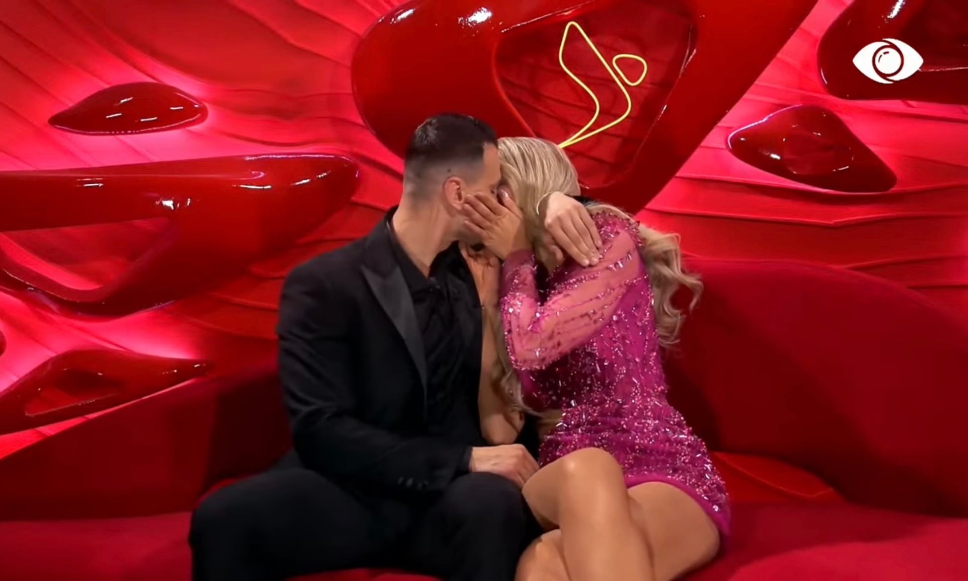  Jam munduar t i mbaj distancë   Mateo dhe Brikena në dhomën e rrëfimit  përjetojnë puthjen e tyre të parë