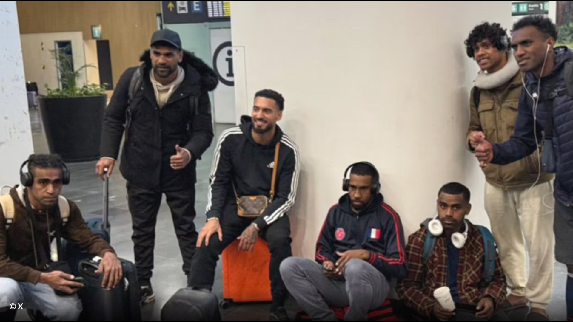 Ëndrra e Botërorit të Kaledonisë e Re nis me vështirësi  në Meksikë pa uniforma dhe nuk i priti askush