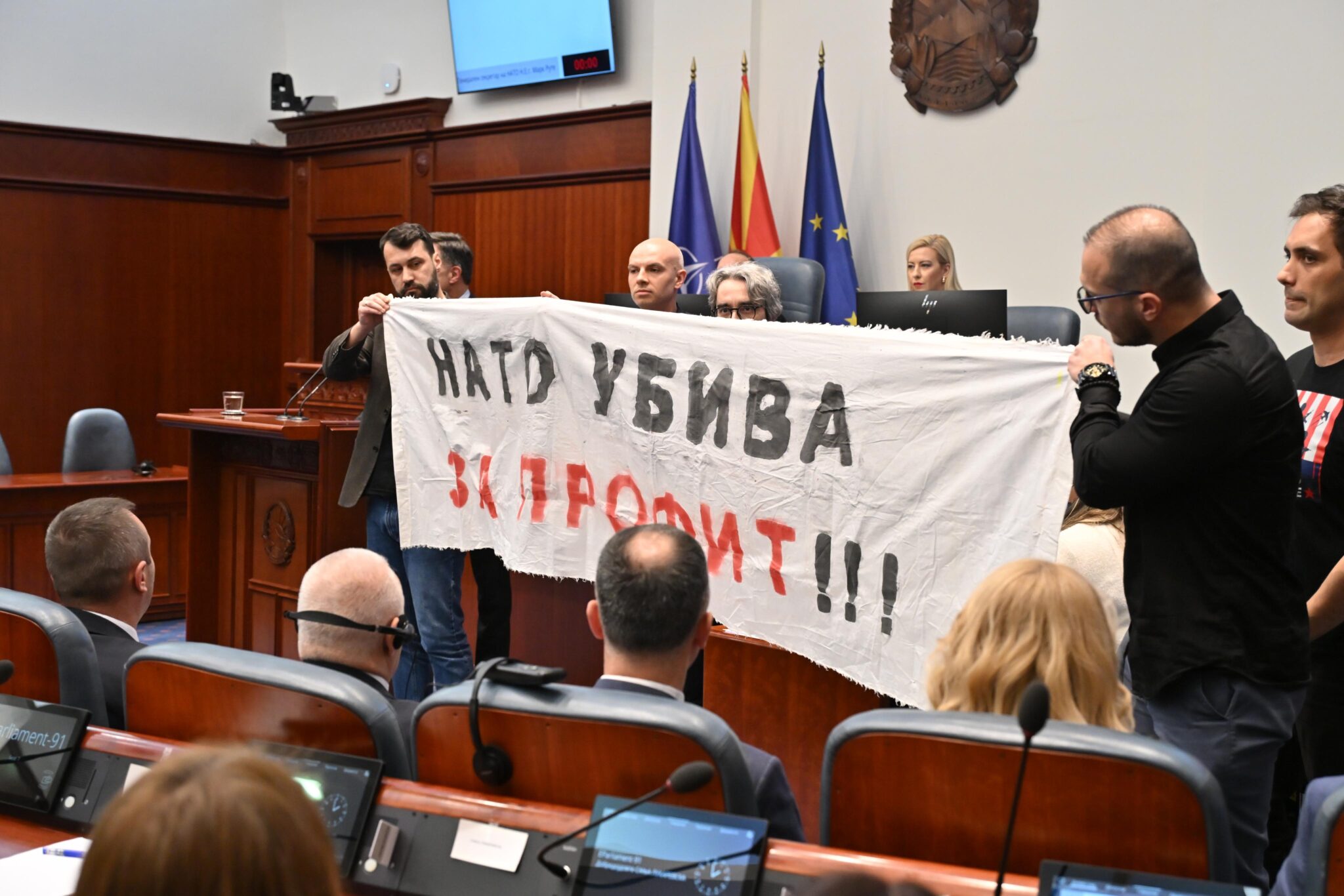 rutte-vizite-zyrtare-ne-shkup-e-majta-e-pret-ne-kuvend-me-pankarte-nato-vret-per-fitim