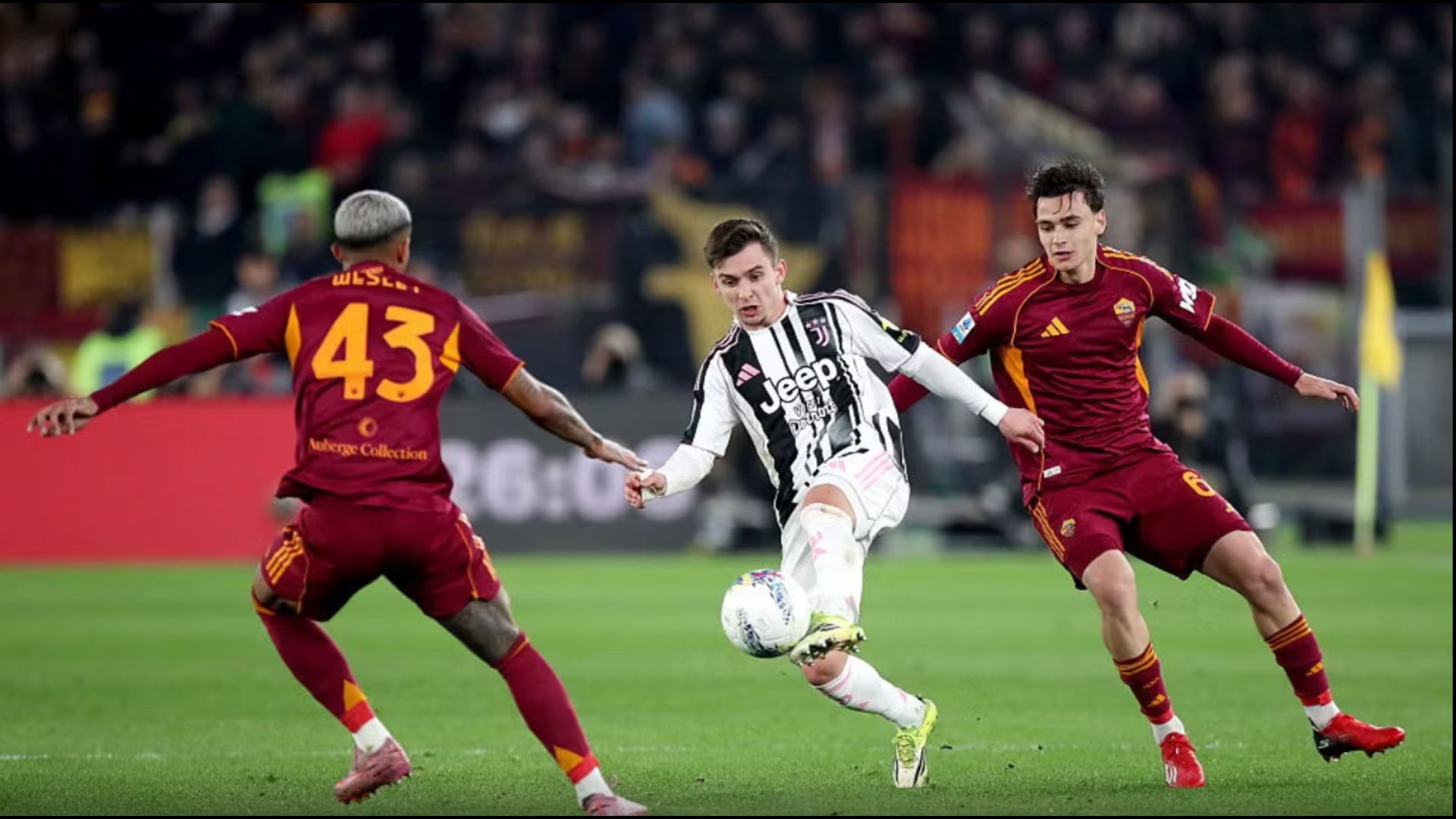 Serie A  Gola dhe spektakël në Olimpico  Juventus eviton humbjen ndaj Romës në çastet e fundit  verdhekuqtë mbeten 4 pikë para  Zonjës së Vjetër 