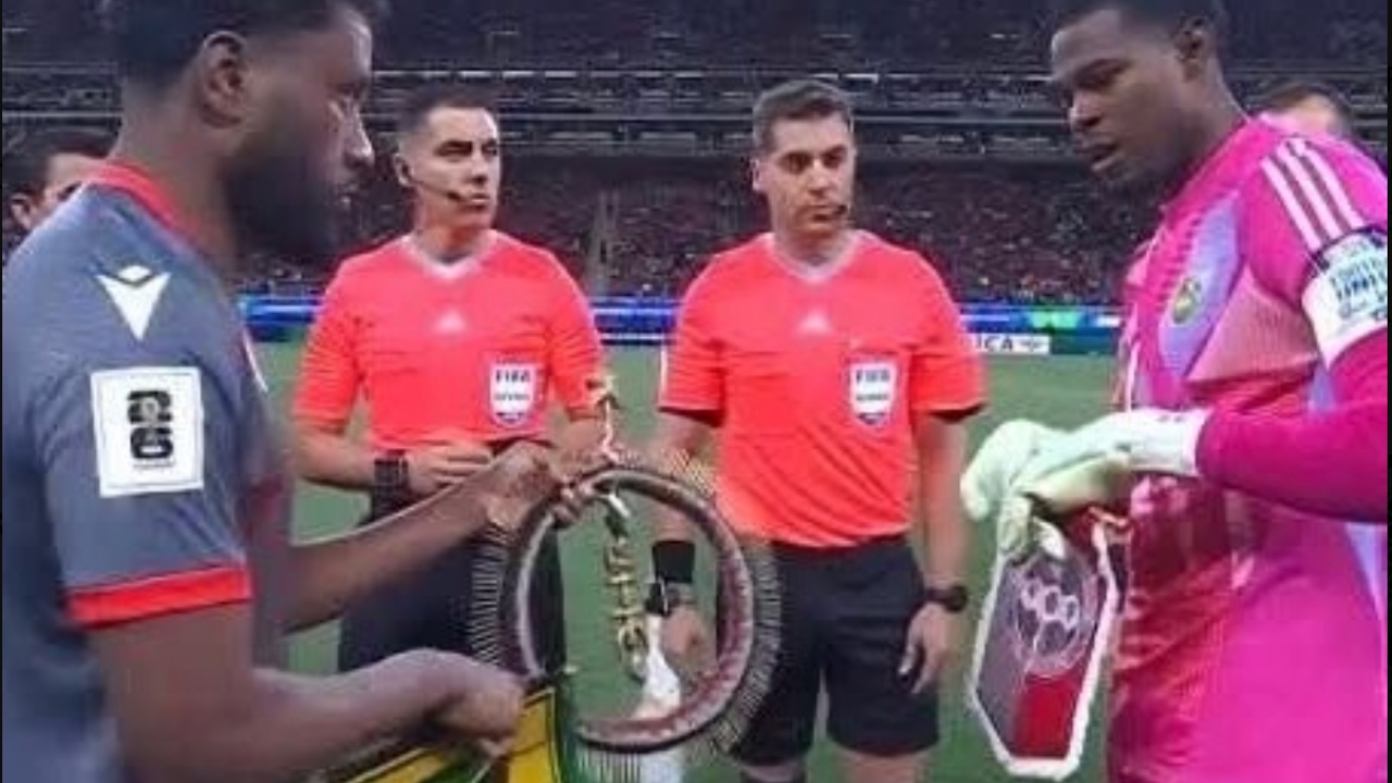 Edhe kjo nuk ishte parë ndonjëherë  kapiteni i kombëtares refuzon dhuratën e kapitenit të ekipit kundërshtar 