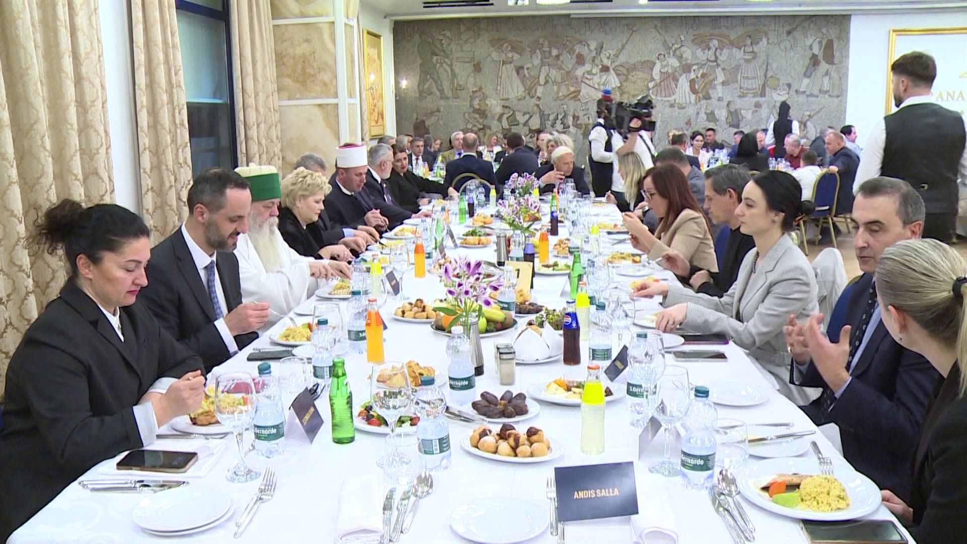 Iftari i prefektit të Tiranës  mesazh paqeje dhe harmonie fetare për muajin e Ramazanit