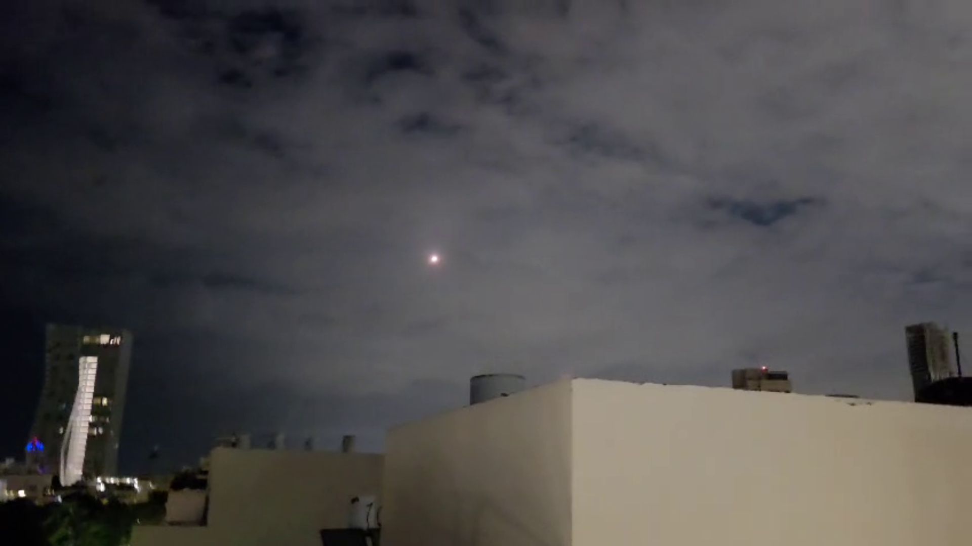 Sulm çdo 40 minuta  Tel Avivi sulmohet 3 herë gjatë natës nga Irani  TCH siguron pamjet nga momenti kur raketat shkatërrohen në ajër nga mbrojtja izraelite