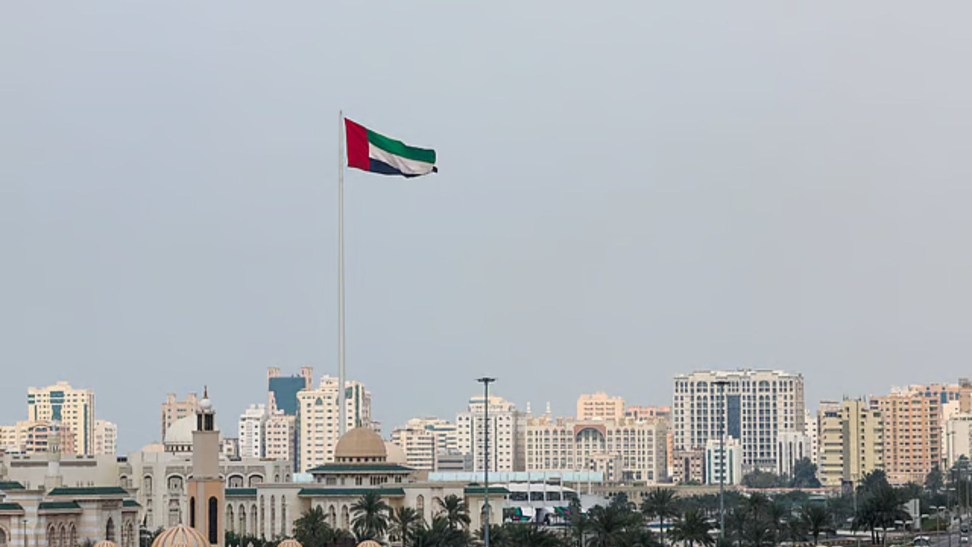 emiratet-e-bashkuara-goditen-serish-nga-teherani-mbrojtja-arabe-rrezon-8-raketa-dhe-26-drone-iraniane-raportohet-per-viktima