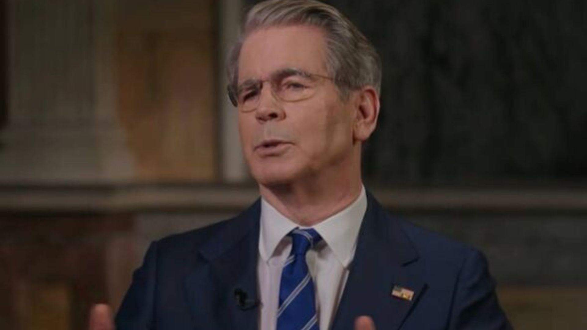 Videoja që po bën xhiron e rrjetit  Sekretari i Thesarit ndërpret intervistën pasi telefonohet nga Trump  kthehet me zërin duke iu dridhur