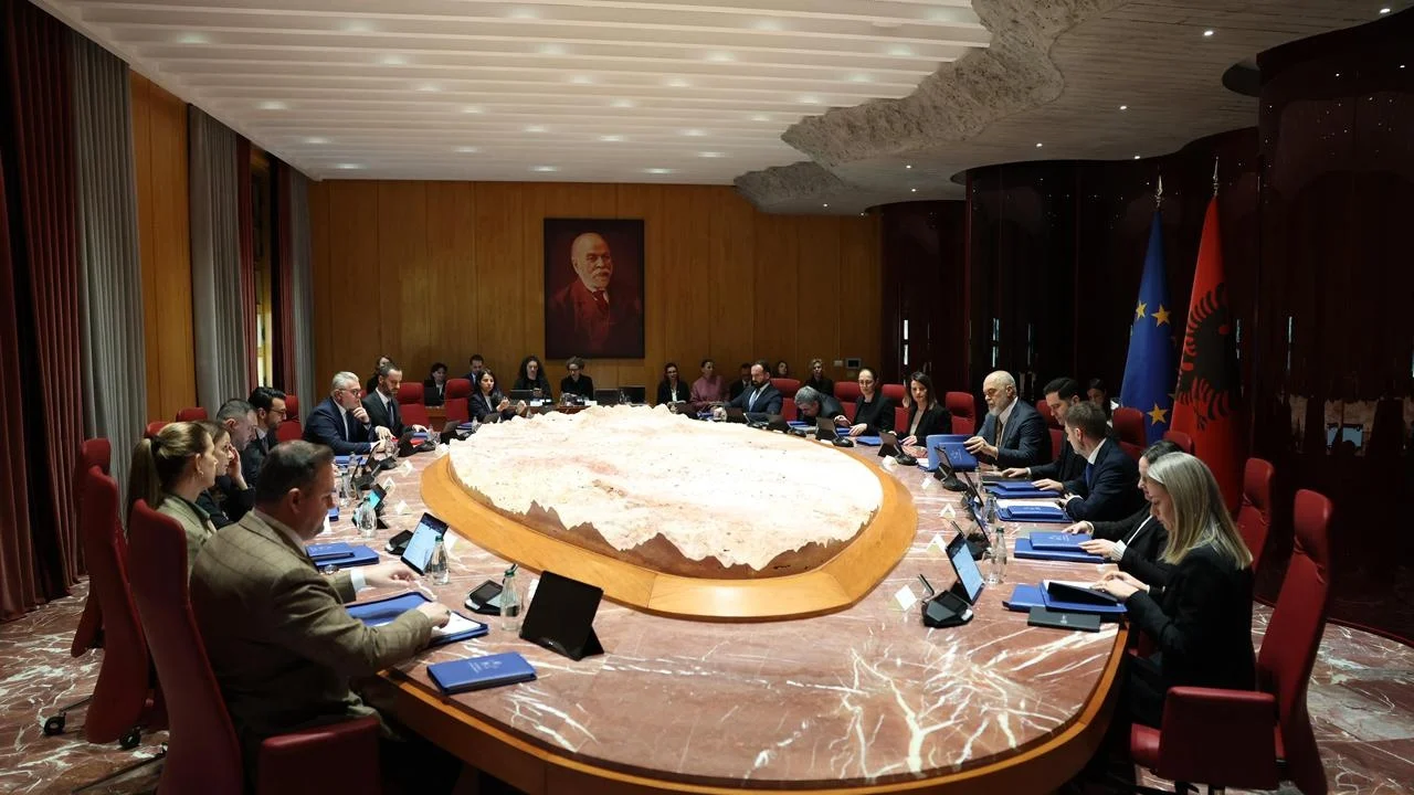 Rama mbledh sot qeverinë dhe grupin e PS  zbardhet agjenda