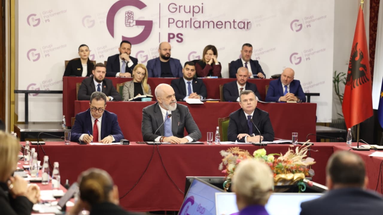 seanca-per-ballukun-socialistet-i-paraprijne-me-mbledhje-grupi-ne-parlament