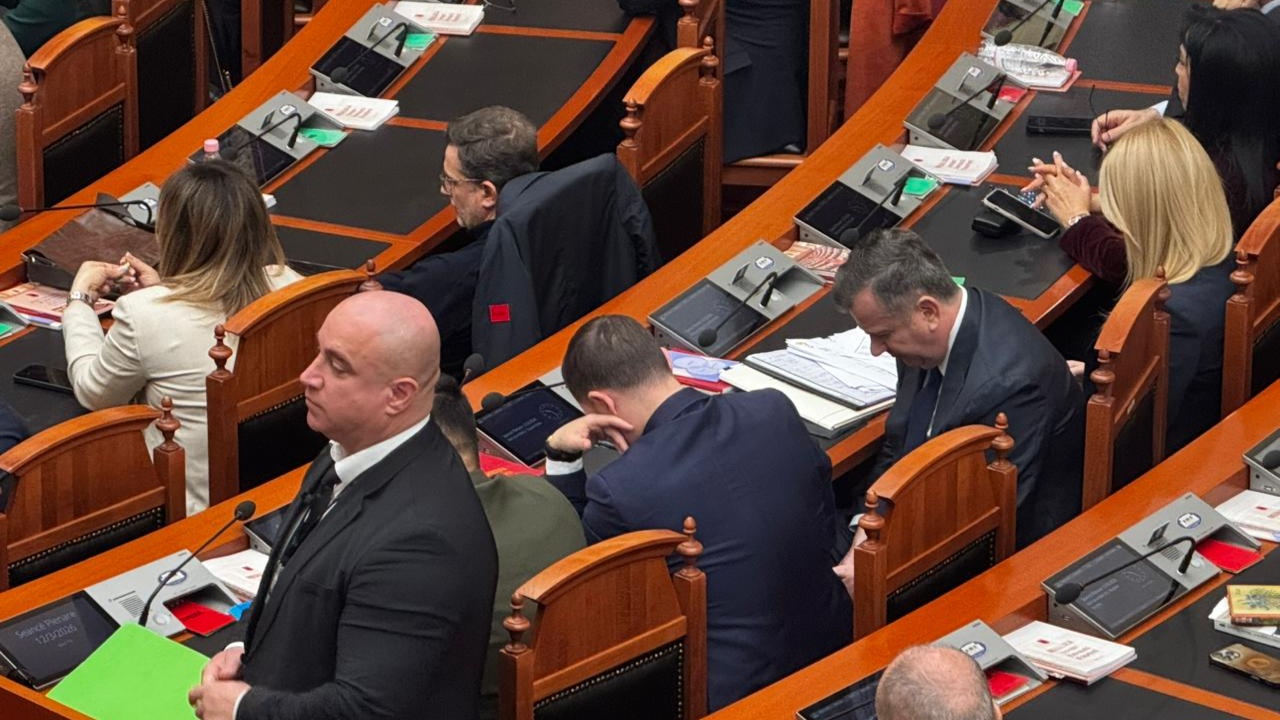 fotolajm-seanca-plenare-ne-kuvend-gardisti-qendron-prane-taulant-balles