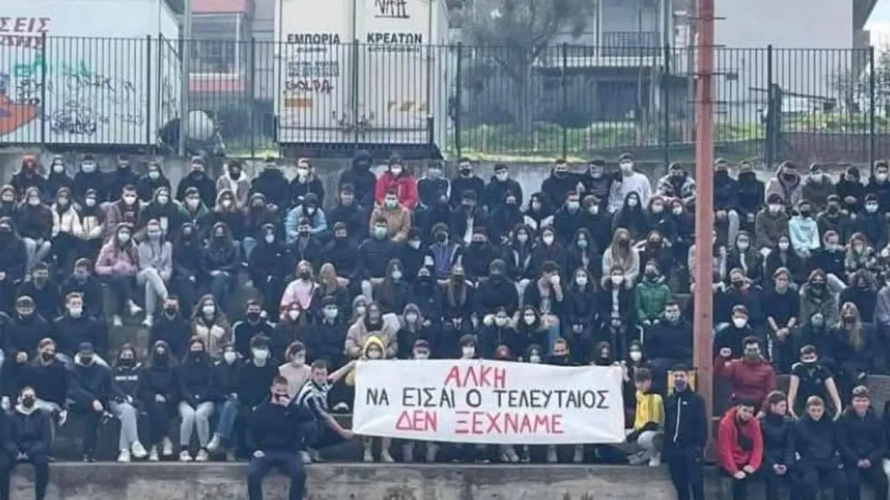 Fotoja e 2022 shit trondit Greqinë  20 vjeçari që u vra pak ditë më parë në Selanik  dikur protestonte për tifozin e vrarë të PAOK ut