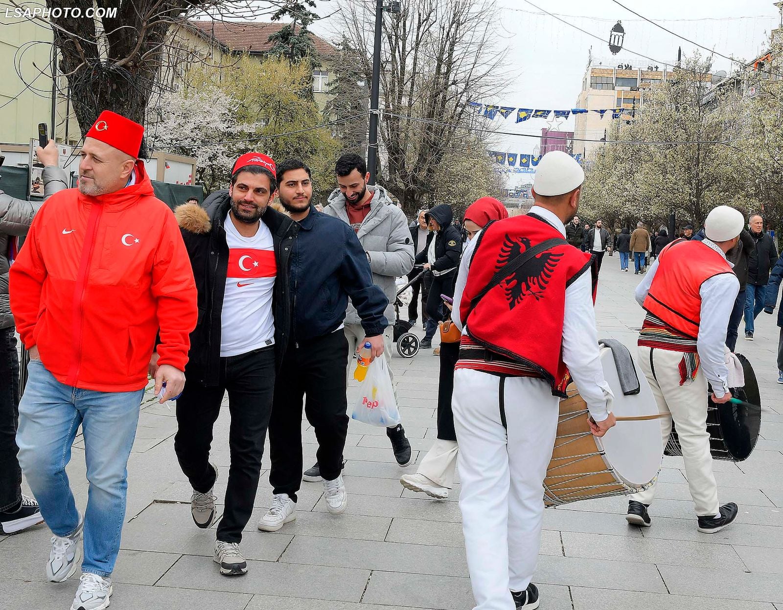 Fotolajm  Dueli historik në  Fadil Vokrri  për një vend në Botëror  shqiptarë e turq bëhen bashkë në Prishtinë