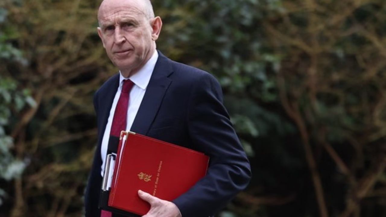 njerezit-jane-te-frikesuar-dhe-te-zhgenjyer-sulmi-me-drone-ne-bazen-e-raf-sekretari-britanik-i-mbrojtjes-viziton-qipron-per-te-zbutur-tensionet-diplomatike