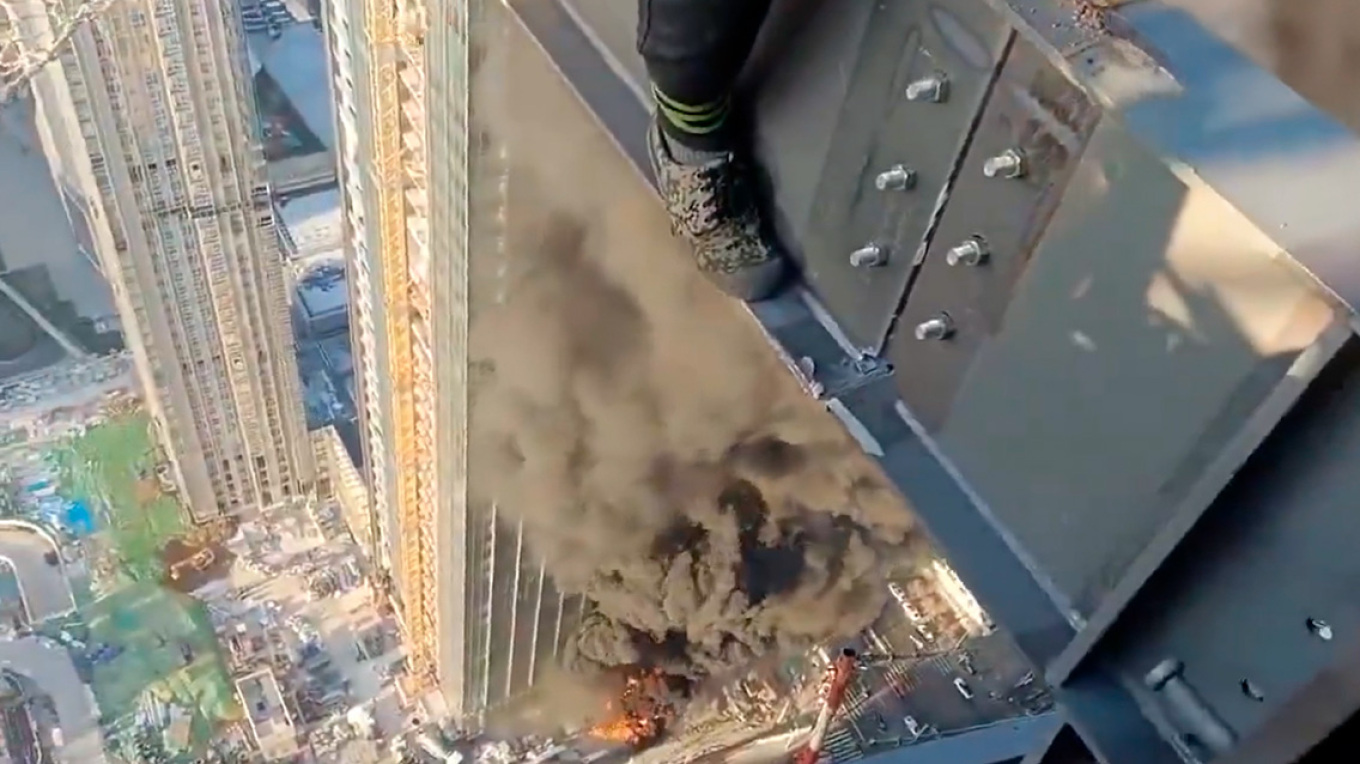 video-e-frikshme-punetoret-kineze-ne-skela-ne-tel-aviv-shohin-ndertesen-poshte-tyre-te-goditur-nga-nje-rakete