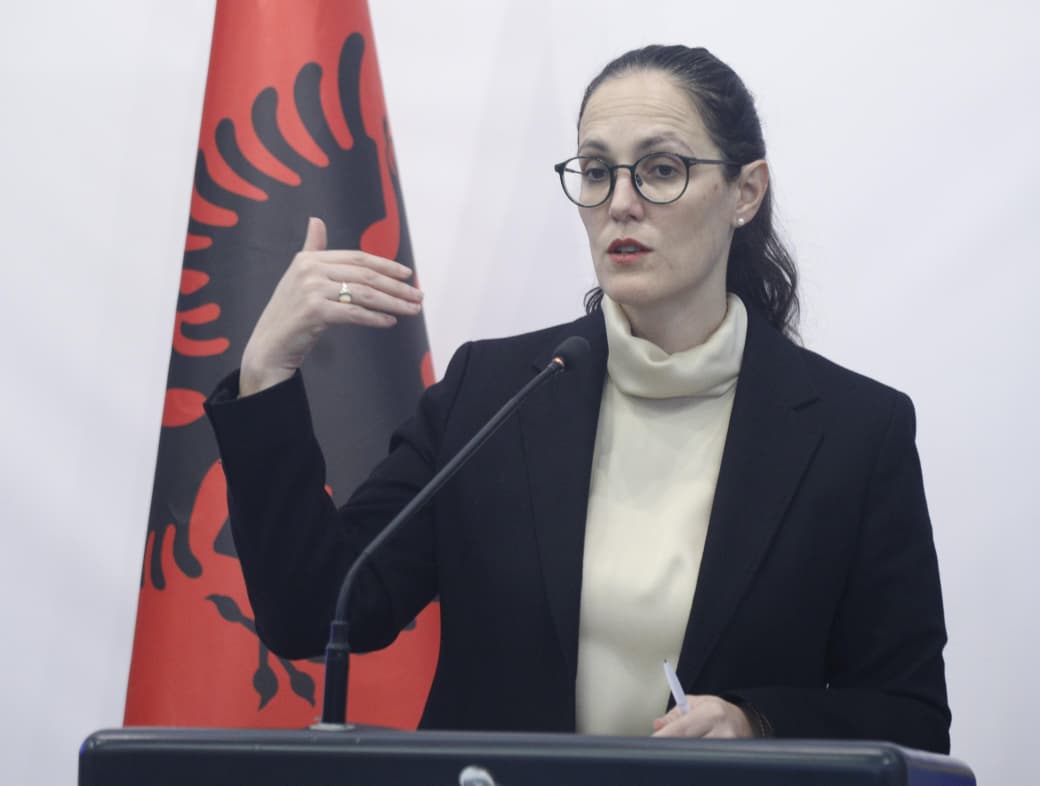 Tensione në protestën në Tiranë  ministrja Ibrahimaj  38 degë bankare dhe 42 bankomate të dëmtuara në të gjithë vendin