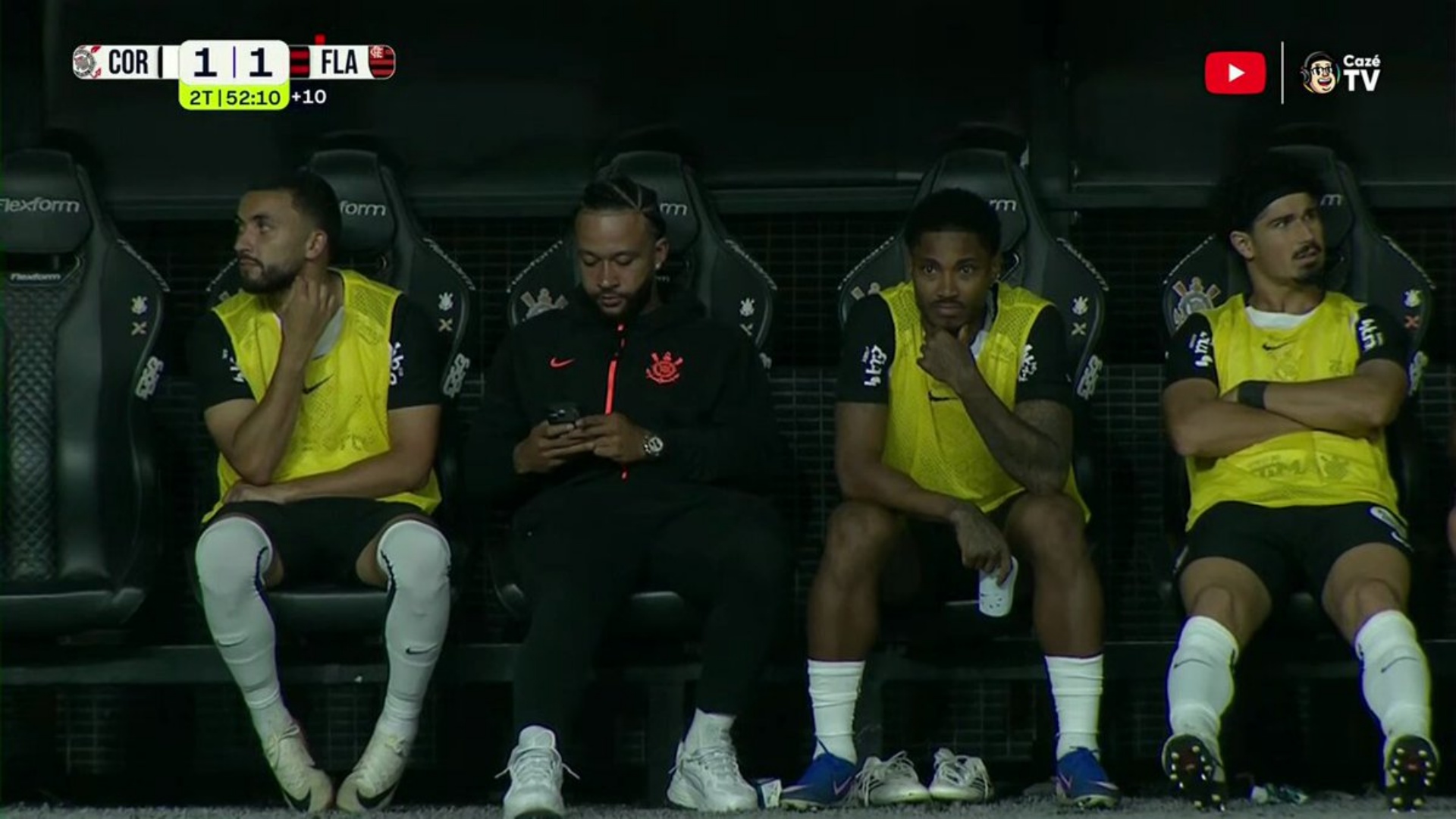 Depay  sërish protagonist në Brazil  këtë radhë u pikas me telefon në stol 