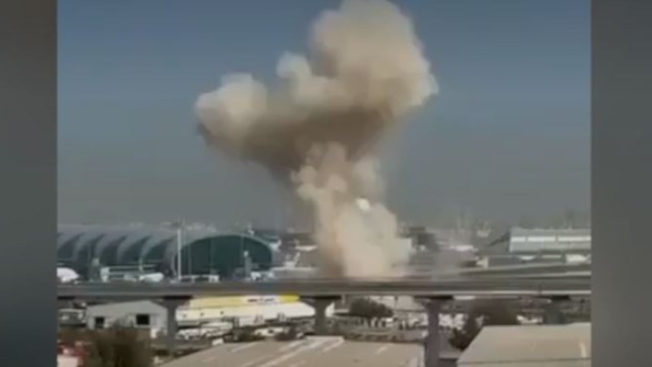 Del video  momenti kur droni iranian godet pranë Aeroportit të Dubait