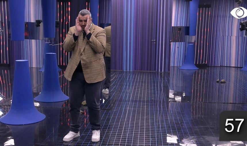 I tmerruar nga breshkat  Rogerti bëhet i fortë për të dëgjuar nënën e tij dhe rri në dhomë me to  banorët shpërthejnë në të qeshura