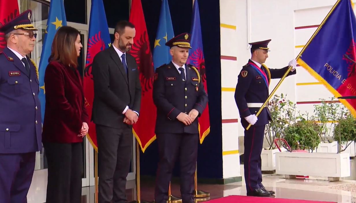 Merr zyrtarisht detyrën Drejtori i ri i Policisë së Shtetit  ministri Lamallari i lë tri porosi