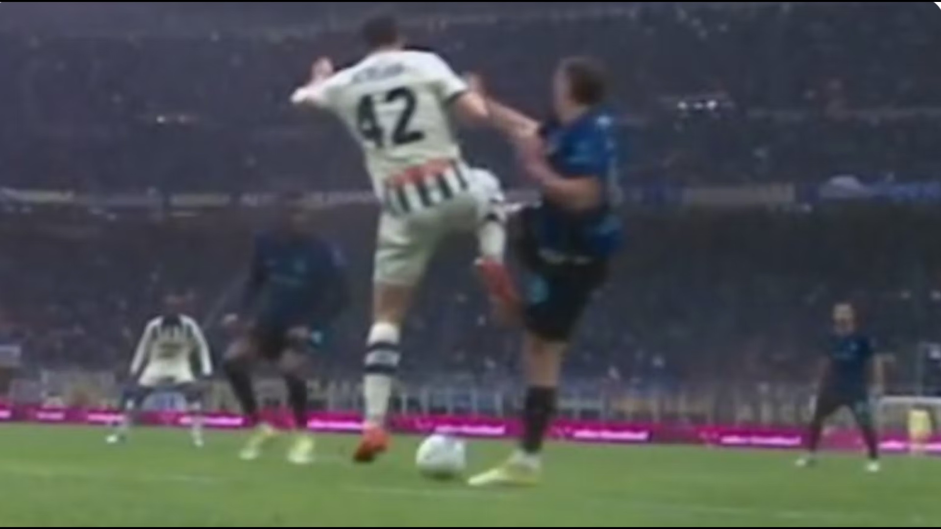 Inter Atalanta  prapaskenë e re  Frattesi pas ndërhyrjes së Scalvinit  Më godite  betohem për nënën time 