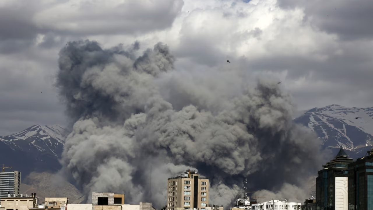 sulmet-iraniane-emiratet-e-bashkuara-araba-mbyllin-ambasaden-ne-teheran-dhe-terheqin-stafin-diplomatik