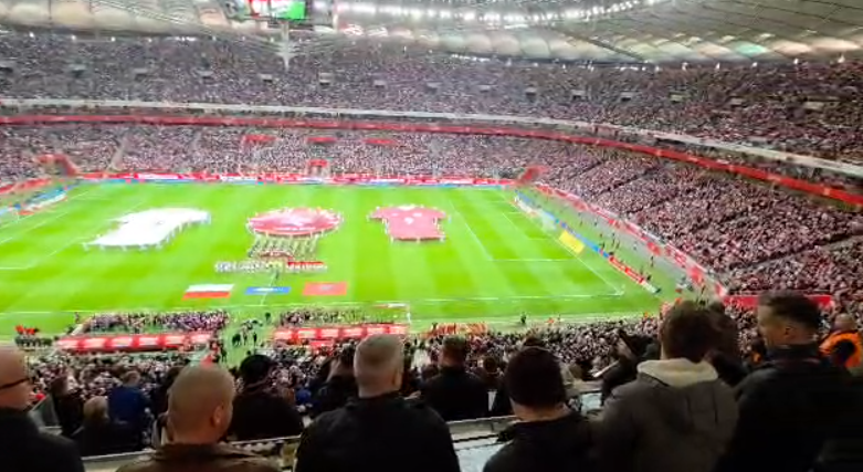 gjest-i-shemtuar-nga-tifozet-polake-fishkellejne-himnin-kombetar