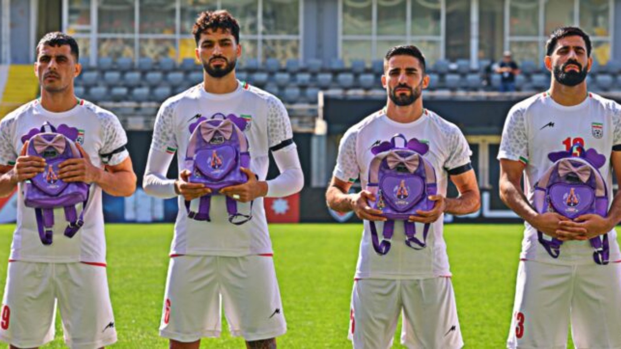 perfaqesuesja-e-iranit-del-ne-ndeshje-me-canta-femijesh-ne-kujtim-te-sulmit-ndaj-nje-shkolle-ku-humben-jeten-165-vajza