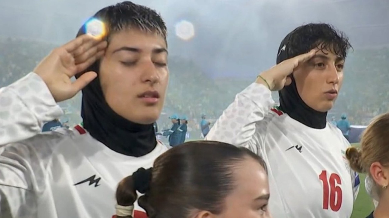 Video dramatike  Futbollistet iraniane u arratisën nga shkallët  pikërisht para hundës së rojeve të tyre