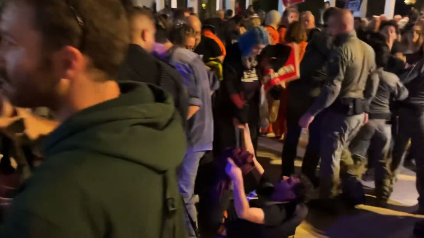 Përleshje në protestat kundër luftës me Iranin  policia izraelite arreston të paktën 18 persona