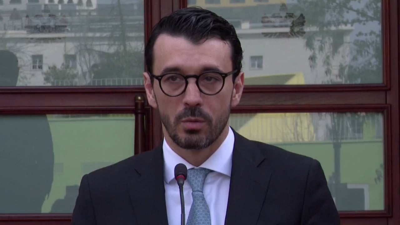 Projektligji i PD për zbritjen me 45 lekë të çmimit të naftës  ministri Karakaçi rrëzon propozimin  Që të ulet taksa e qarkullimit 