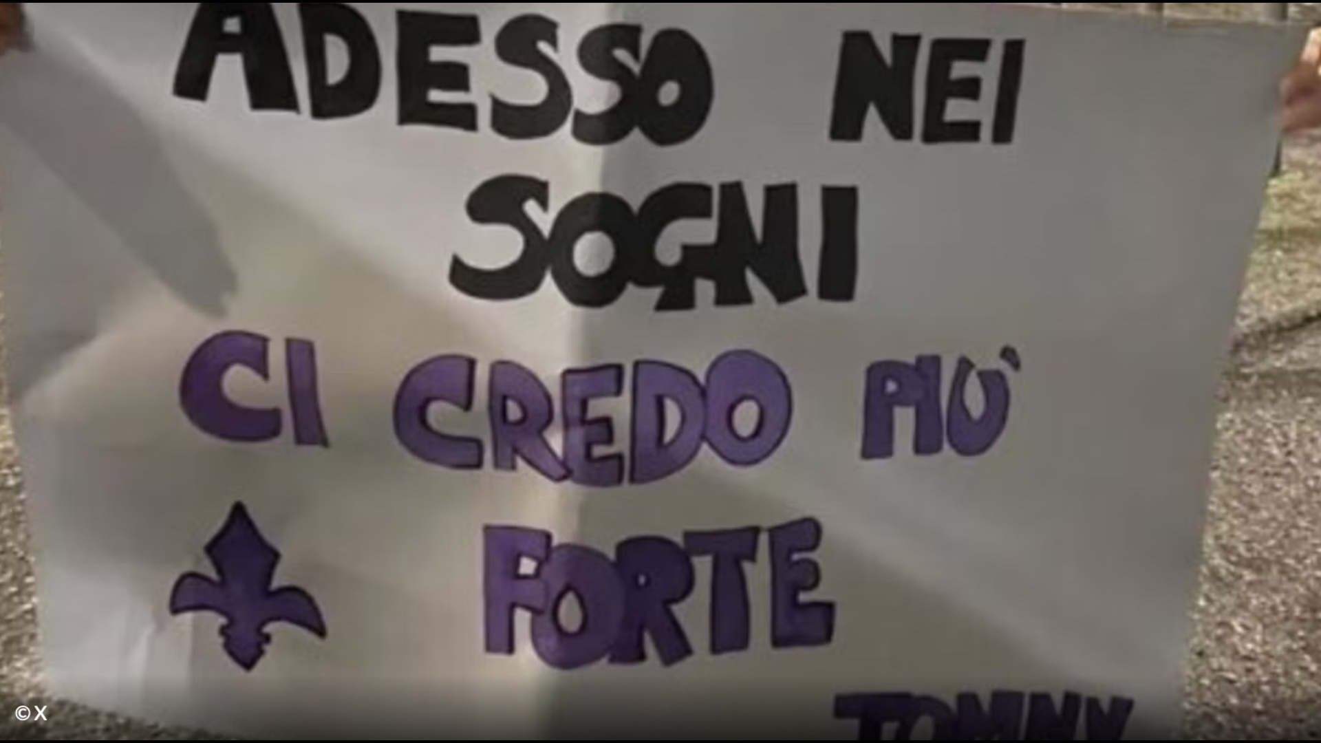  Tani te ëndrrat besoj akoma më fort   Kartoni i tifozit të vogël të Fiorentinës që u ndalua në stadium  vjen ndjesa e Cremoneses