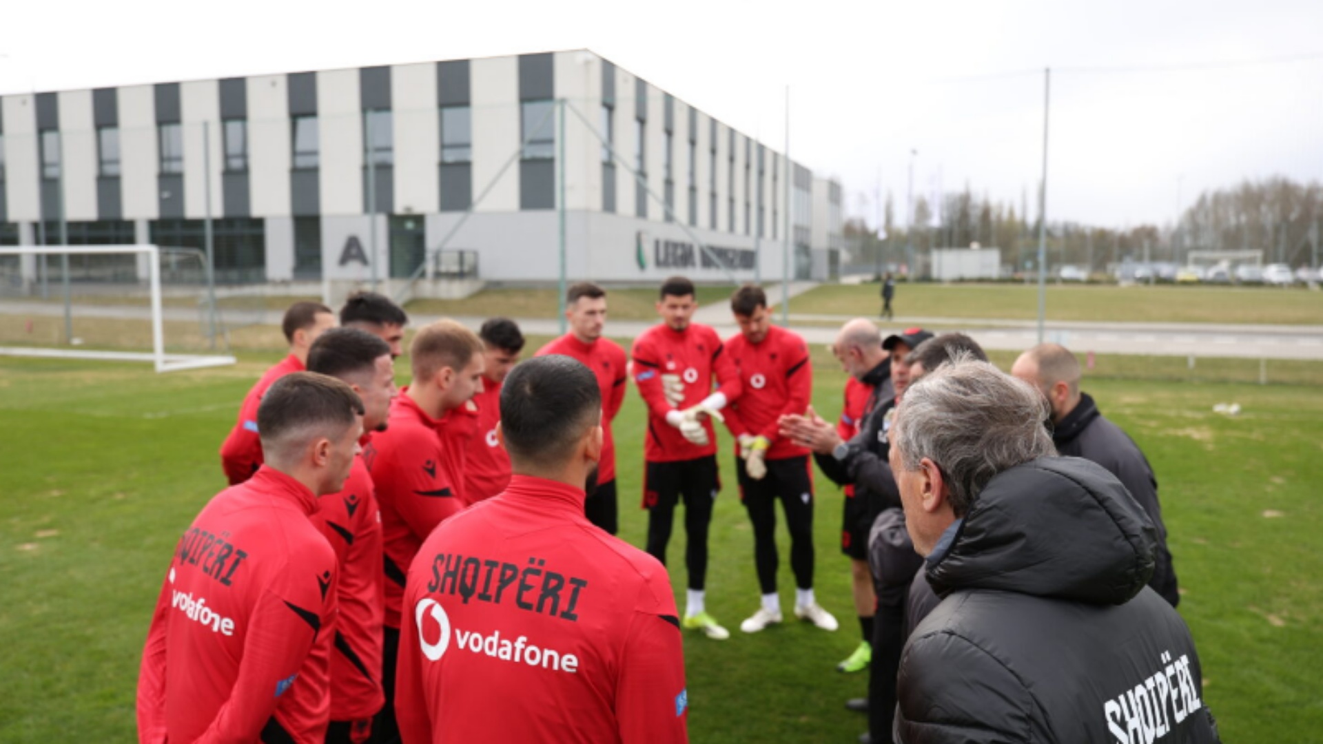 Pas zhgënjimit me Poloninë  Kombëtarja kryen stërvitjen e radhës në Varshavë