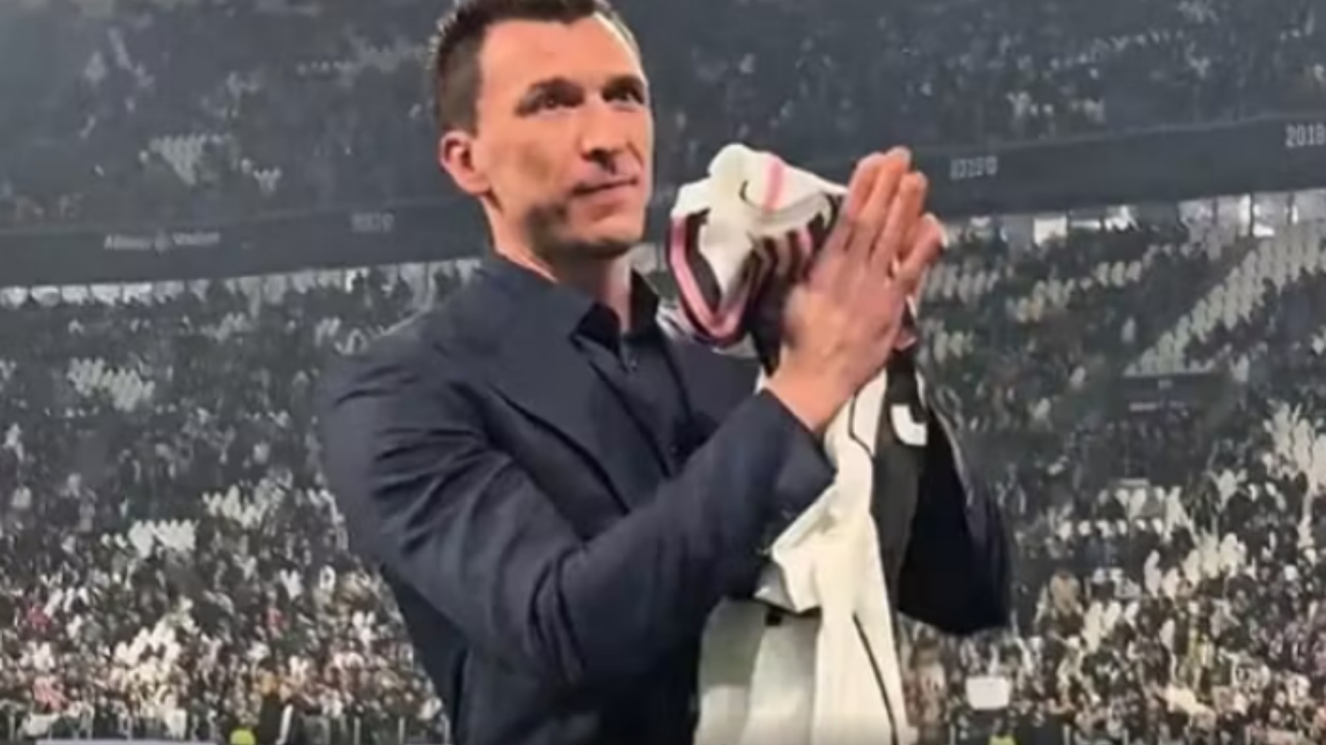 Juventus  shihni kush shfaqet  ovacione për Mario Mandzukic në kthimin e tij në Torino VIDEO 
