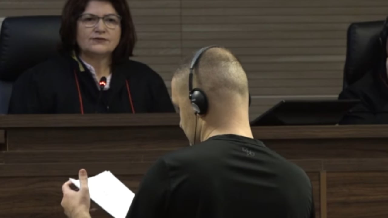 Vrasja makabre  Naim Murseli merr në dorë foton e Liridonës pas ekzekutimit me plumb në kokë  brenda makinës mbetën edhe 