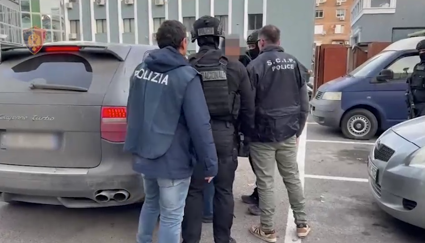 ne-listen-e-personave-me-te-kerkuar-ne-itali-per-vrasje-ekstradohen-drejt-shtetit-fqinj-dy-kusherinjte-qe-u-arratisen-per-26-vite