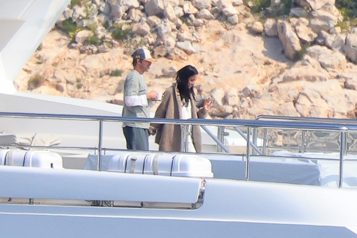 Foto  Brad Pitt dhe Ines de Ramon në një jaht luksoz gjatë xhirimeve në Greqi